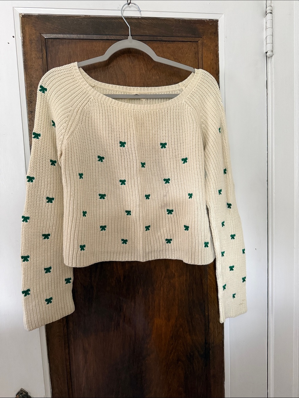 Cream Scoop Neck Cropped Sweater with Green Bow Motifs